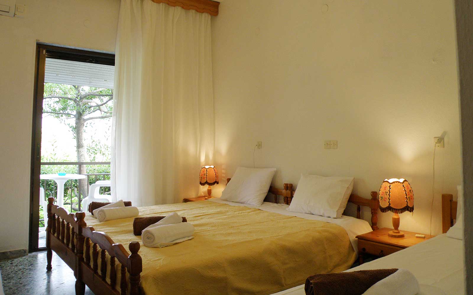 Villa Dimitra στη Θάσο - Τρίκλινο δωμάτιο με μονά κρεβάτια