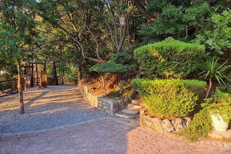 Μεγάλοι εξωτερικοί χώροι και κήπος